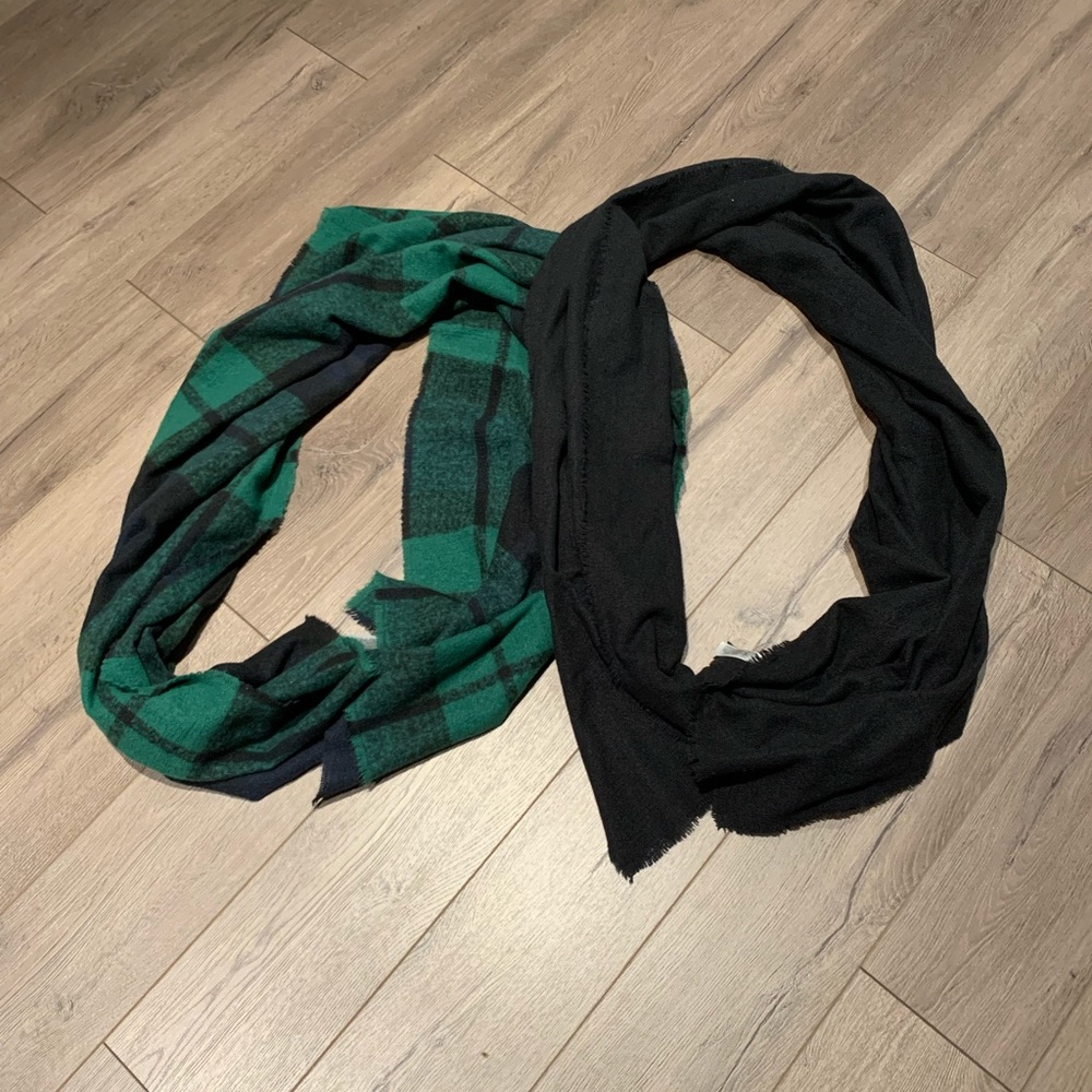 Old Navy. 2 x scarf. Extra large unisex scarves. NWOT. ❄️